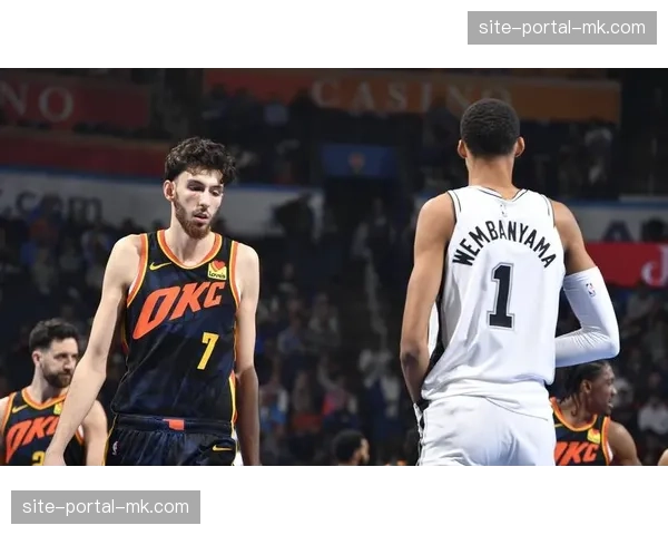 更衣室瞬间：首次获得周最佳的切特-霍姆格伦与队友庆祝